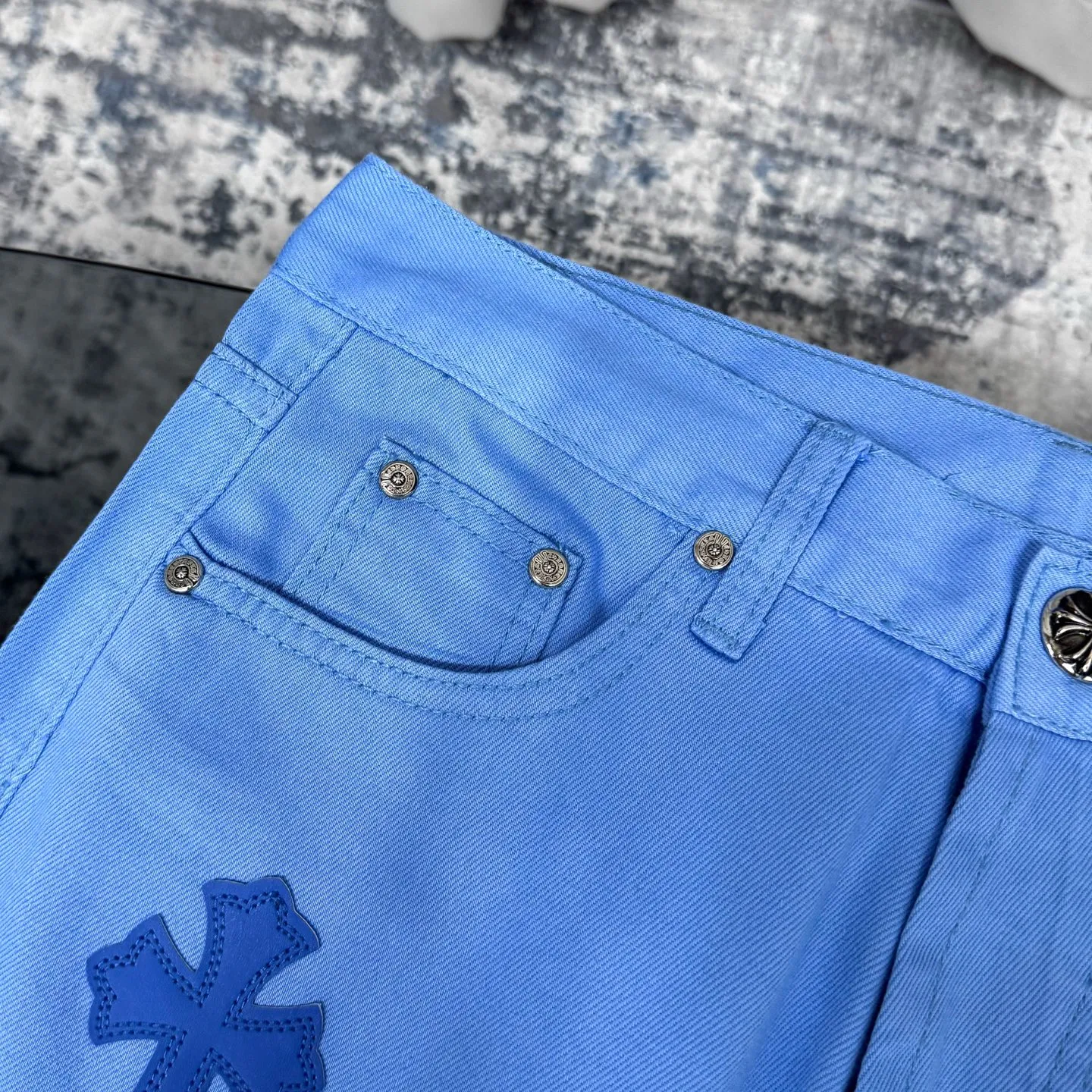 P270 Chrome hearts CH co-branded Drak Miami ice blue jeans exude uninhibited personality and unique charm. Every wear and tear is carefully designed to present a unique artistic feel. Made of imported denim fabric, which has undergone heavy industrial washing and destruction treatment, the trousers show a super cool effect on the upper body, allowing you to dominate the fashion stage.  This is more than just a pair of jeans, it is an expression of attitude. With its unique design concept and ultimate pursuit of details, Croxin breaks traditional boundaries and defines the jeans trend in the new era. The trousers are made of double-layer woven fabric with customized hardware. Special Italian cowhide is printed and cut. Custom-made sheepskin three-layer thick-line leather. The whole body is spliced ​​in heavy water washing. Craftsmen hand-splash ink. You can see the details. Three-dimensional cutting version. Loose and comfortable, not flattering to the body. Makes taller and slimmer. Seiko factory. Original quality control. Same style for men and women. Can be matched with couples. Versatile recommendation. Must-have jeans for all seasons. Color: ice blue. Size: 28-30-32-34.